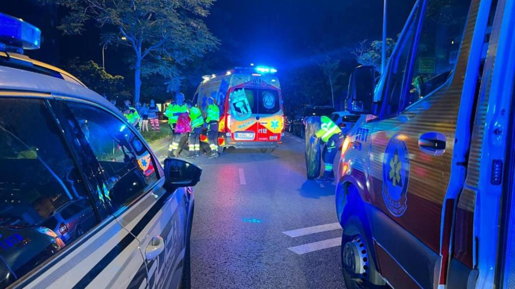 Equipos de Emergencias atendiendo al ahora fallecido la noche del sábado.