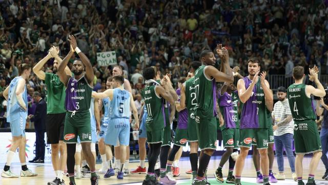 El Unicaja aplaude a la afición tras finalizar el partido contra el Zunder Palencia.