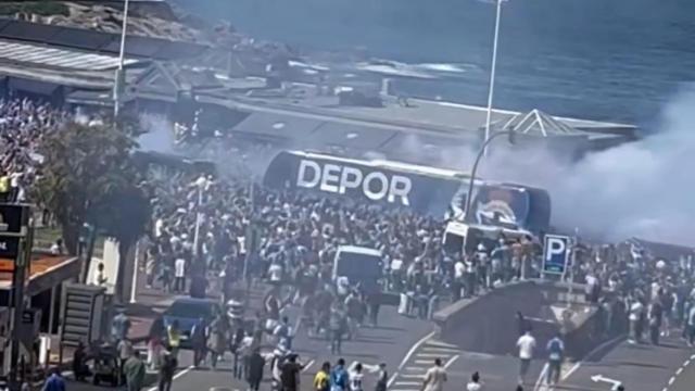 Autobús del Deportivo en su llegada al estadio