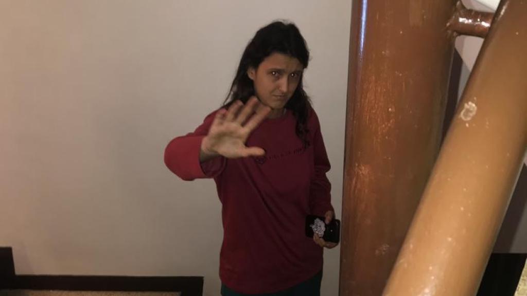 Rebeca se coló dentro del edificio de Daniela.