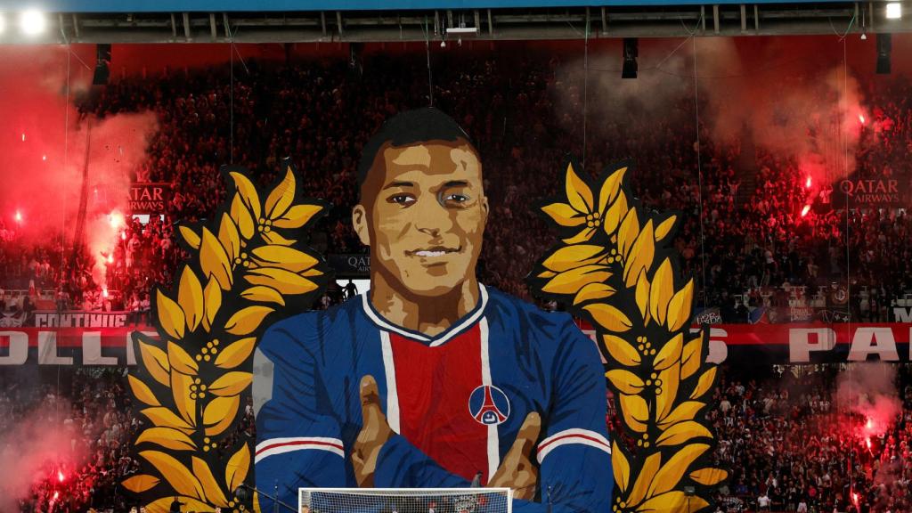 El tifo dedicado a Kylian Mbappé.