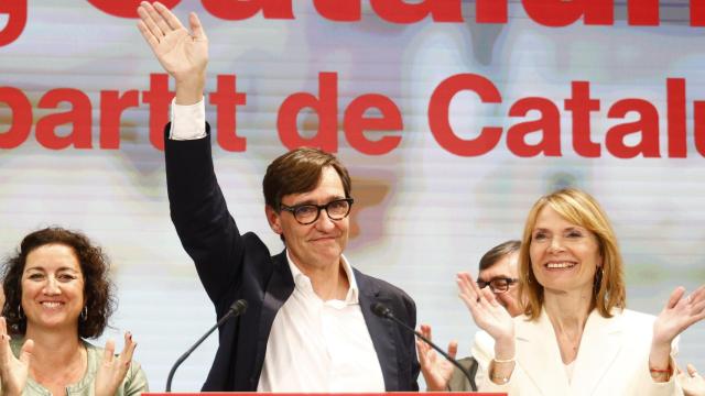 El candidato del PSC a la presidencia de la Generalitat, Salvador Illa (c), comparece para valorar los resultados electorales.