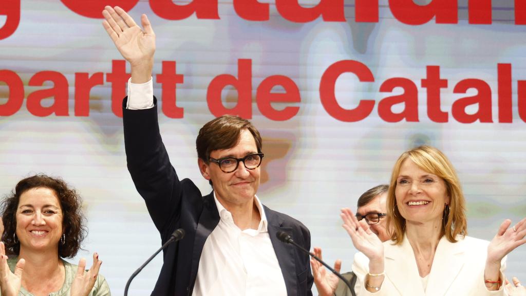 El ganador de las elecciones, Salvador Illa, anoche, celebrando el resultado.