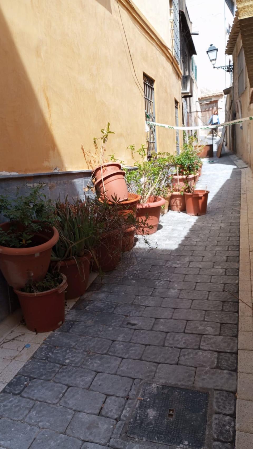 El callejón donde se ubicaba la puerta lateral de la casa de Alicia con la pintada amenazante que se ha llevado la Guardia Civil  para analizarla.