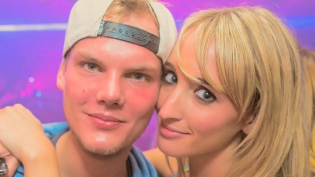 Emily Goldberg junto al Dj Avicii en una imagen de las redes sociales de ella.
