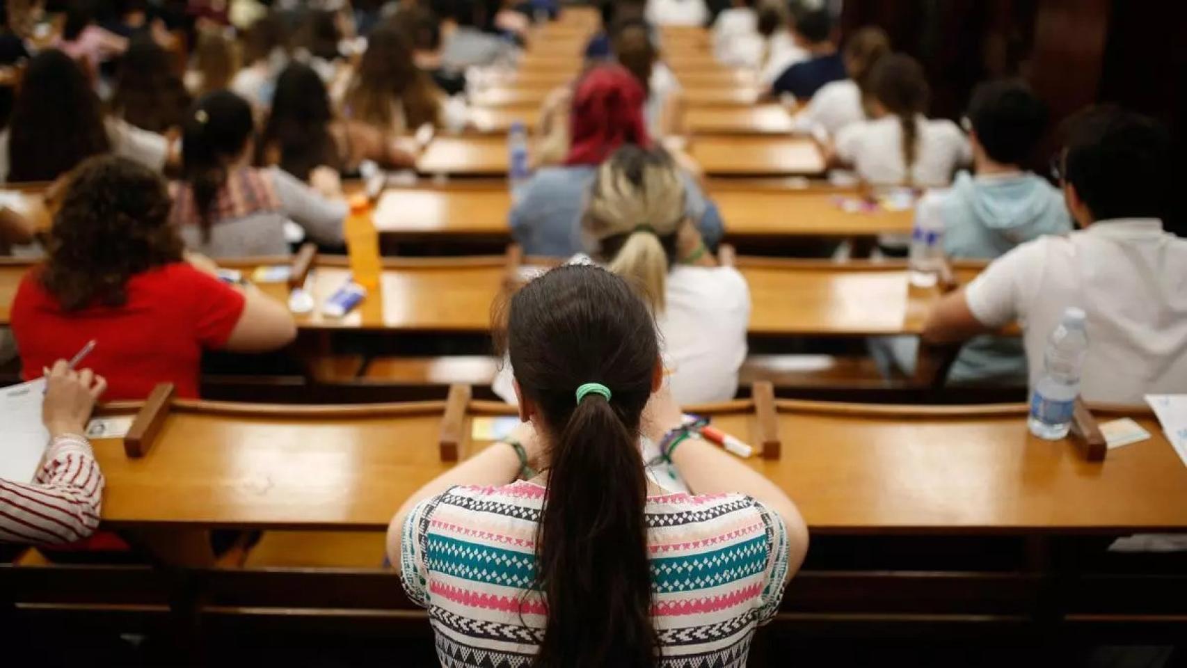 Varias personas haciendo un examen de Selectividad.