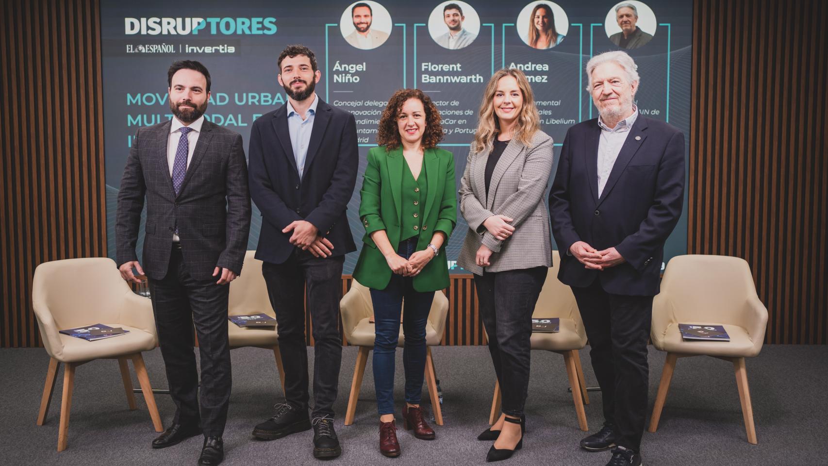Participantes en último 'Encuentros Disruptores', centrado en la movilidad urbana (de izquierda a derecha); Ángel Niño, concejal de Innovamiento y Emprendimiento del Ayuntamiento de Madrid; Florent Bannwarth, director de operaciones de BlaBlaCar en España y Portugal; Noelia Hernández, redactora jefe de Tecnología de DISRUPTORES; Andrea Gómez, Environmental Global Sales Leader en Libelium y Vicente Botti, director del Instituto Universitario Valenciano de Investigación en Inteligencia Artificial (VRAIN) de la Universitat Politècnica de València (UPV).
