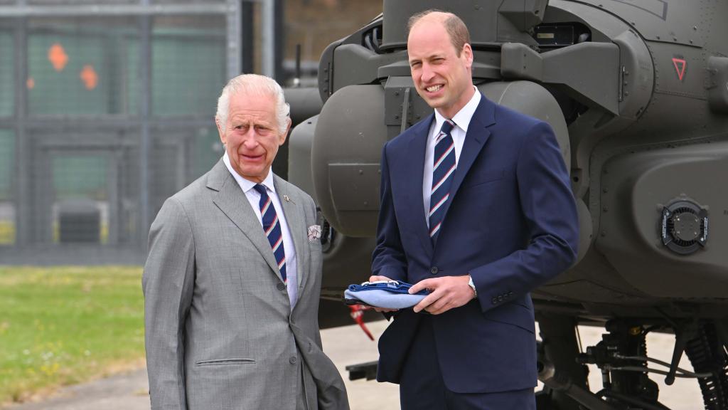 Carlos III de Inglaterra junto a su hijo mayor, Guillermo, en el condado inglés de Hampshire.