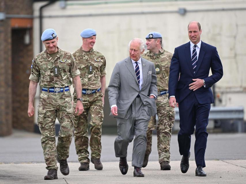 El rey Carlos III junto a Guillermo, este lunes, en Hampshire.