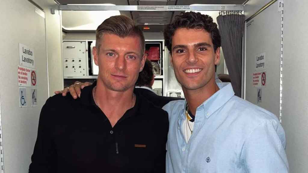 Tony Kross y Juan García Prieto, en el avión del Real Madrid en un viaje de Champions