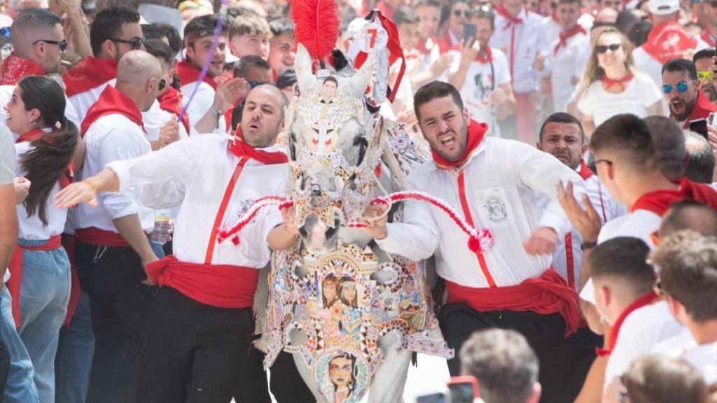 La surrealista entrevista de una vecina a unos turistas en las fiestas de Caravaca de la Cruz