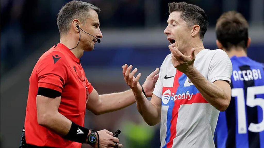 Slavko Vincic habla con Lewandowski en un Inter - Barcelona.