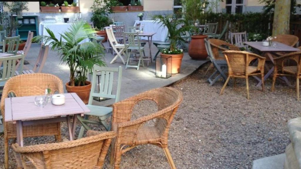 Terraza de Le Café de l'Institut Français.