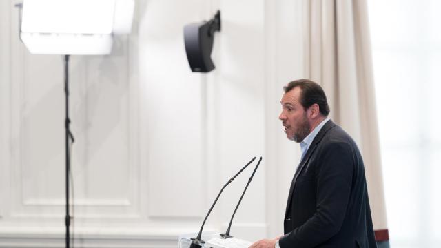 El ministro de Transportes y Movilidad Sostenible, Óscar Puente, comparece ante los medios de comunicación para abordar la situación generada por los graves actos vandálicos sufridos ayer en la red de Rodalies de Cataluña.