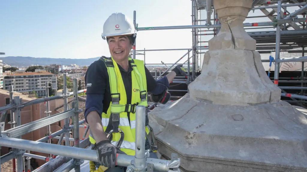 María Reyes Molina sobre los andamios que cubren la Catedral de Murcia.