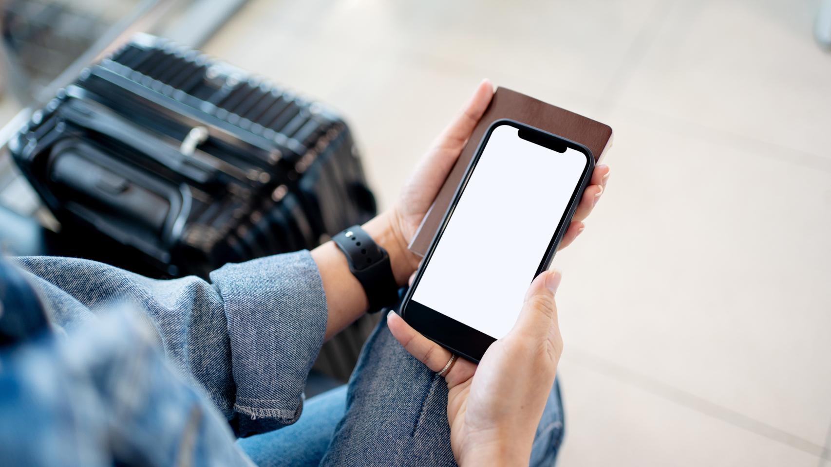 Un usuario utiliza un teléfono móvil, en una imagen de ShutterStock.
