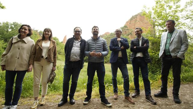 El secretario general del PSCyL, Luis Tudanca (C), junto al presidente del Consejo Comarcal de Bierzo, Olegario Ramón (3D), y el alcalde de Carucedo, Alfonso Fernández (3I), y otras autoridades socialistas durante la visita por el Monumento Natural de Las Médulas (León)