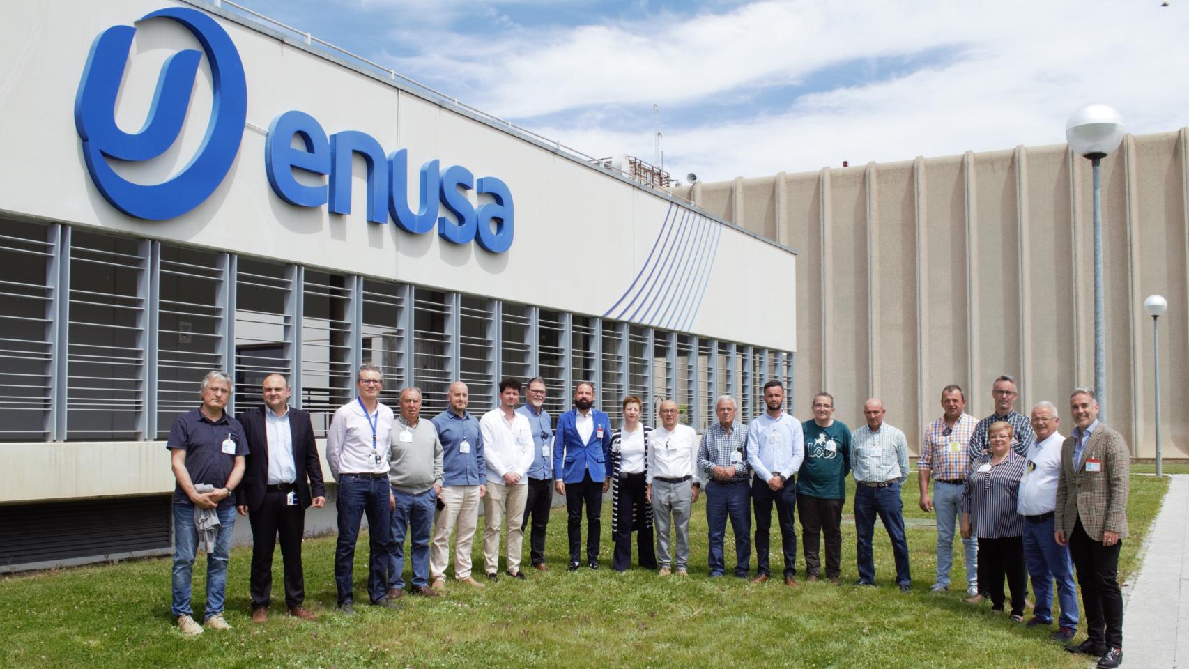 Representantes municipales junto el presidente de Enusa, director de Gabinete y Relaciones Institucionales, director de Fábrica, jefe de Medioambiente y Calidad y jefa de Calidad de Producto