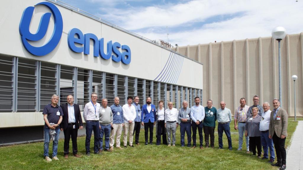 Representantes municipales junto el presidente de Enusa, director de Gabinete y Relaciones Institucionales, director de Fábrica, jefe de Medioambiente y Calidad y jefa de Calidad de Producto
