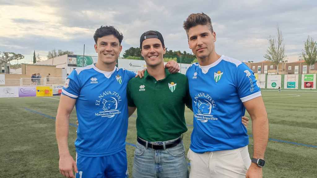 El portero del CD Guijuelo Javi Rabanillo, el influencer Juan García Prieto y el modelo y diseñador de moda Miguel Iglesias Sánchez, en el Luis Ramos de Guijuelo
