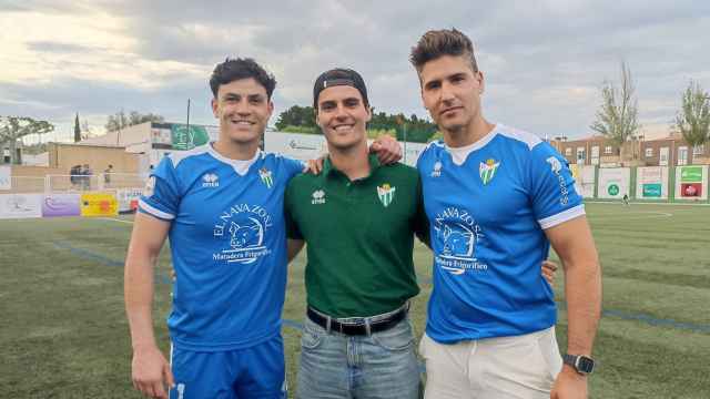 El portero del CD Guijuelo Javi Rabanillo, el influencer Juan García Prieto y el modelo y diseñador de moda Miguel Iglesias Sánchez, en el Luis Ramos de Guijuelo
