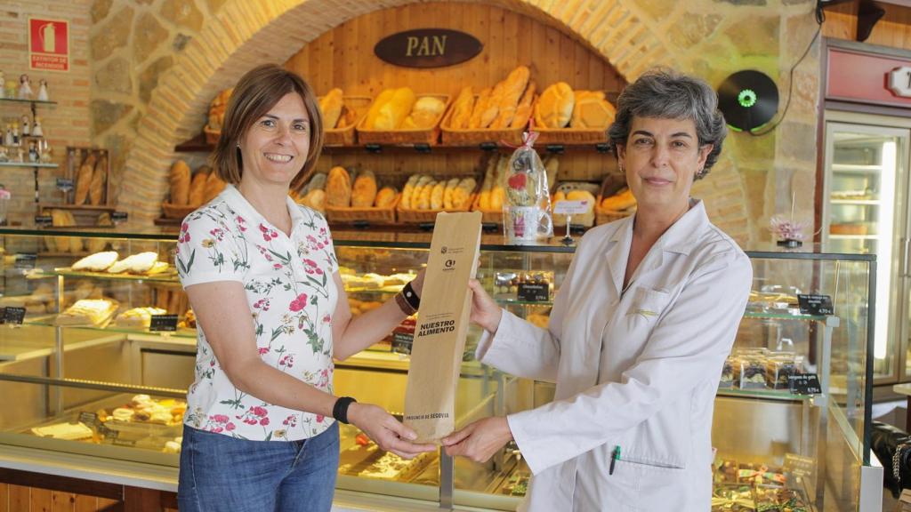 La diputada de Promoción Provincial y Desarrollo Rural Sostenible, Magdalena Rodríguez entregando las bolsas de papel