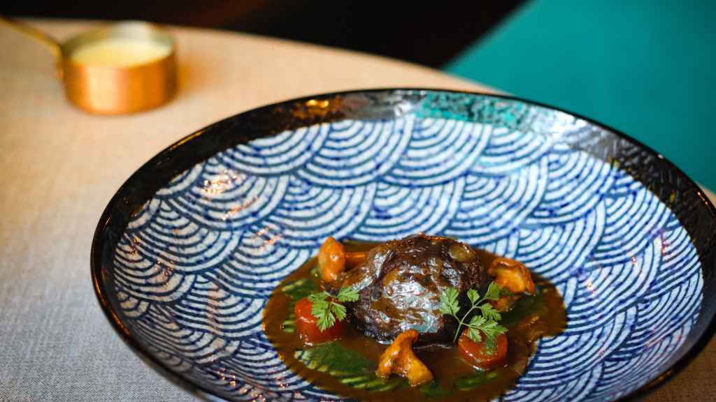 ⁠Carrillera de toro al vino tinto con puré fino.