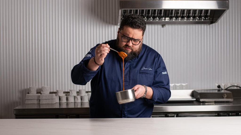 Juan Viu en la cocina de su restaurante.