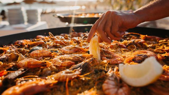 Paella con marisco en un restaurante.
