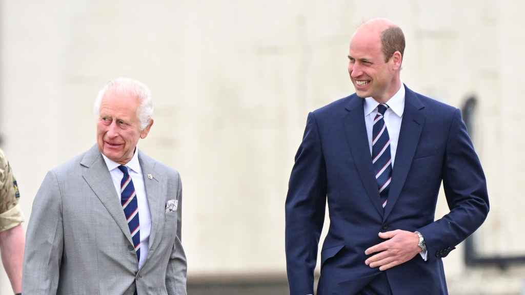 El rey Carlos III de Inglaterra, este lunes, 13 de mayo, en un acto con miembros del personal del Centro de Aviación del Ejército.