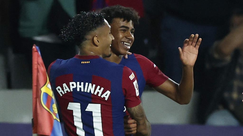 Lamine Yamal celebra su gol con Raphinha.