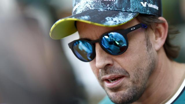 Fernando Alonso atiende a la prensa durante el GP de Miami de F1 2024