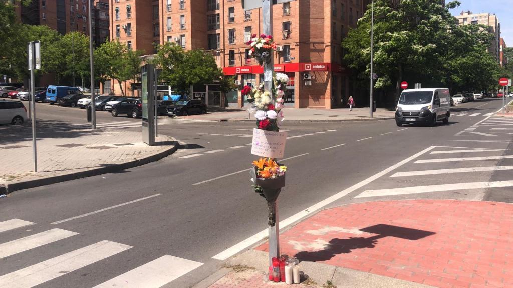 El altar hecho por los vecinos del barrio en honor del fallecido.