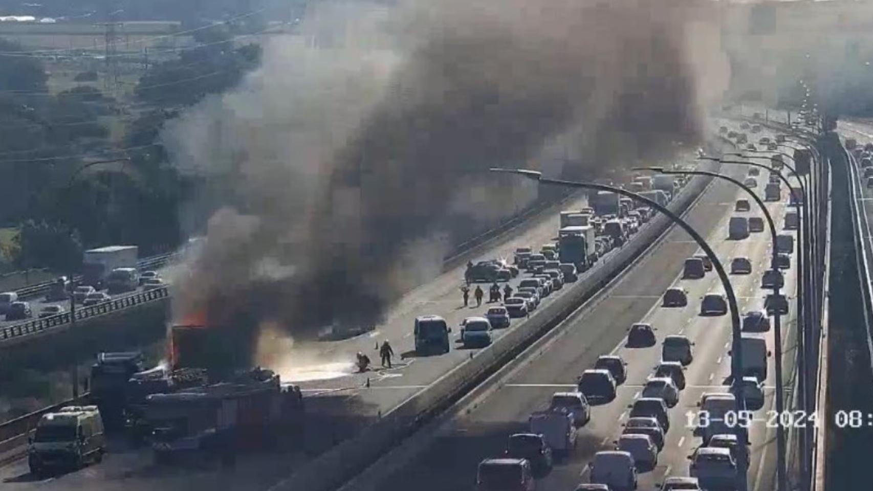 El camión en llamas en la M-45.