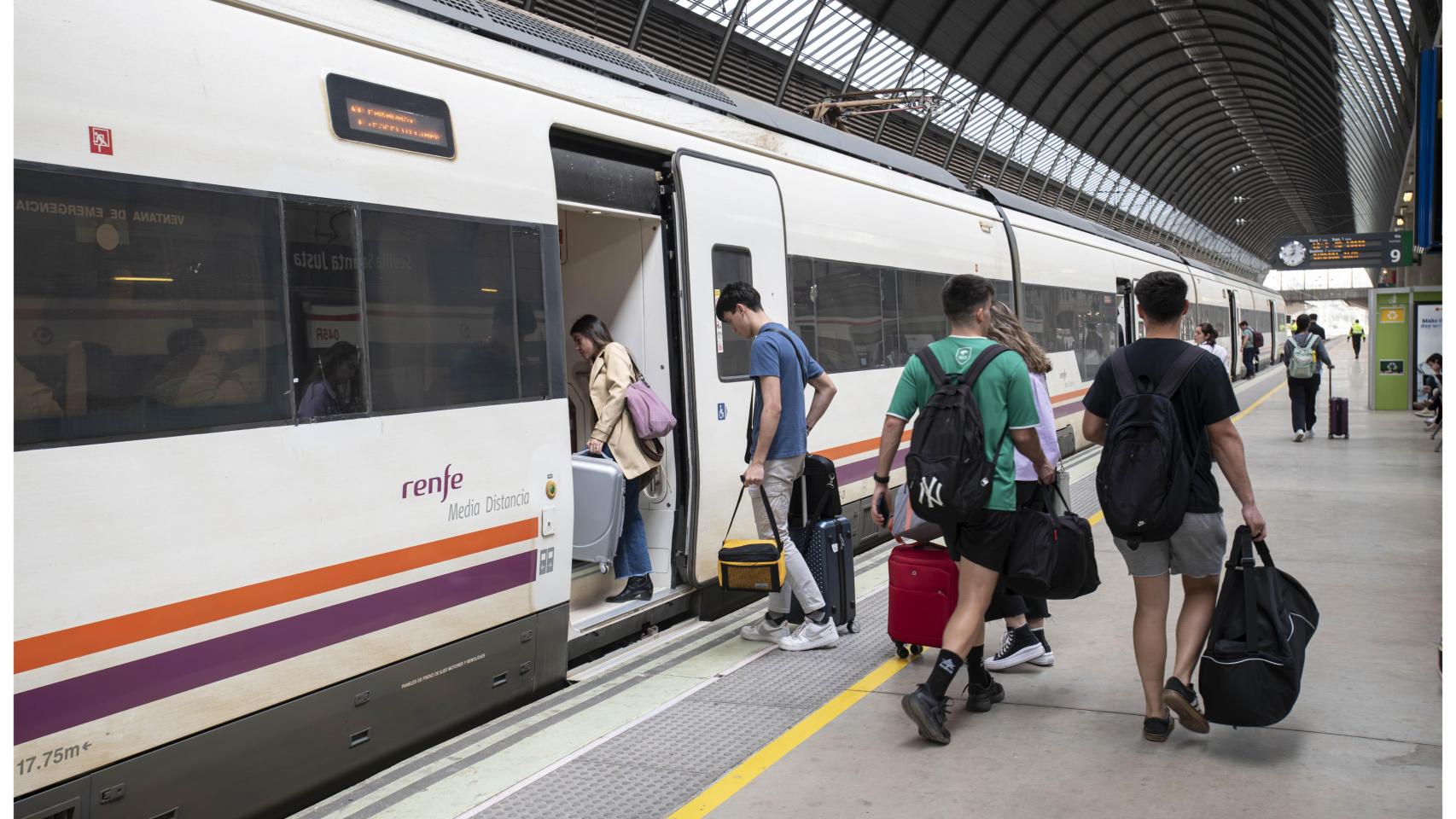 Jóvenes en la estación de Santa Justa, en Sevilla.