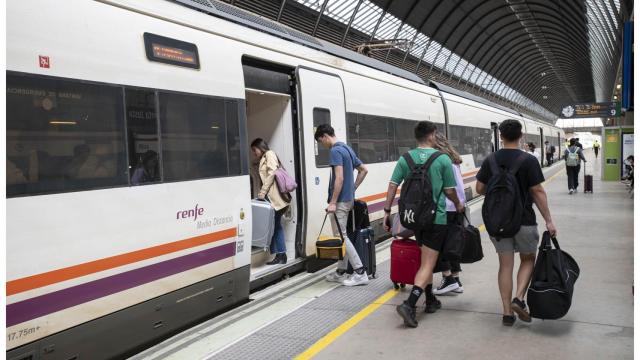 Viajeros suben a un tren de Renfe.