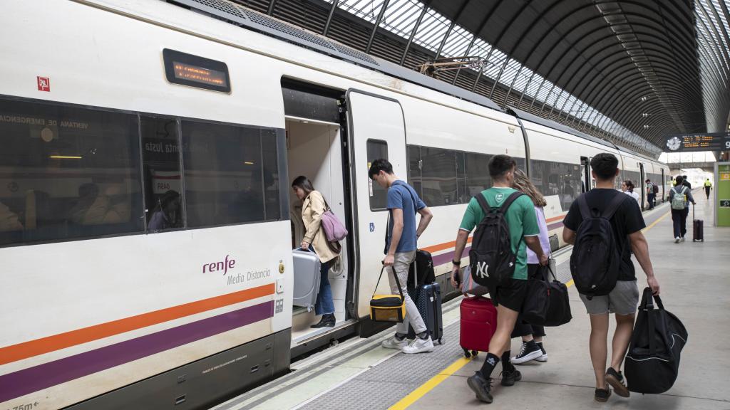 Viajeros suben a un tren de Renfe.