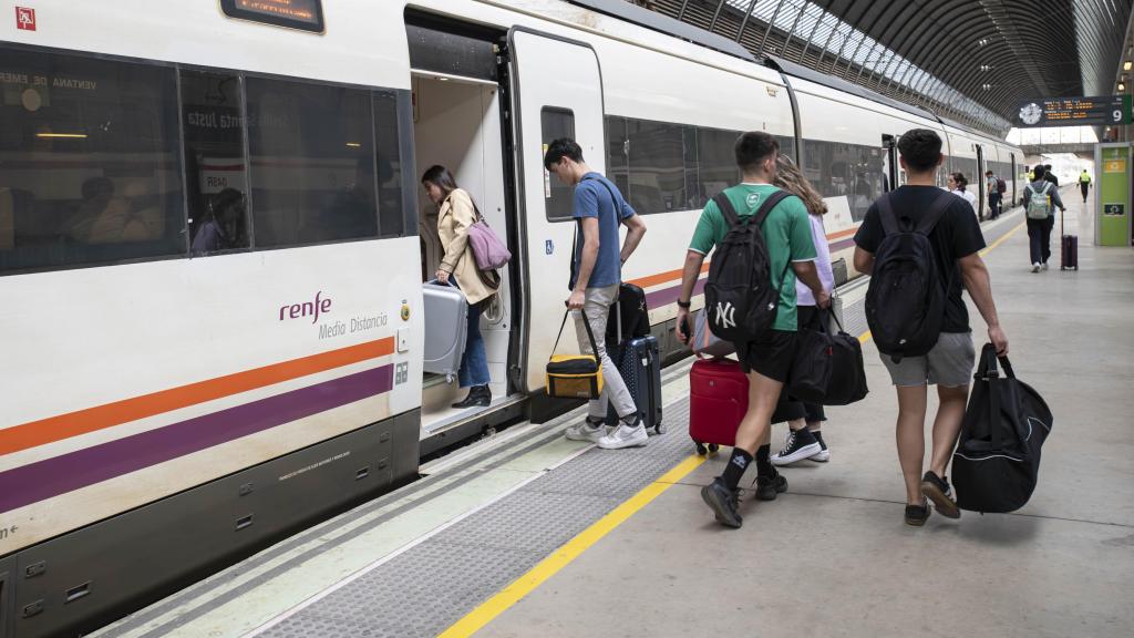 Viajeros suben a un tren en la estación de trenes de Santa Justa, en Sevilla.