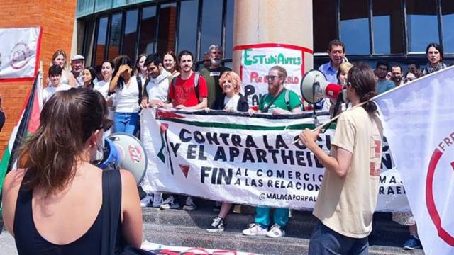 Concentración de estudiantes en apoyo a Palestina en la biblioteca general de la UMA, donde mantienen un encierro.
