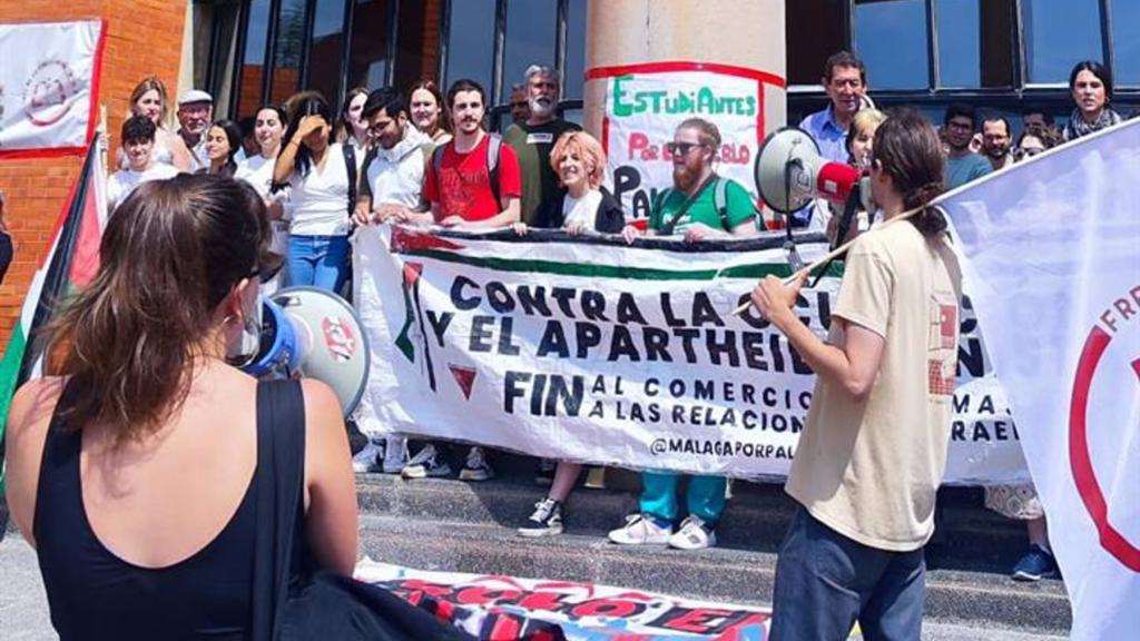 Concentración de estudiantes en apoyo a Palestina en la biblioteca general de la UMA, donde mantienen un encierro.