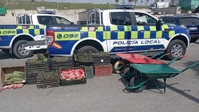 La Policía Local de Vélez-Málaga interviene fruta de venta irregular.