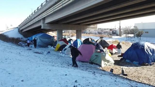 Más de una docena de tiendas de campaña bajo un puente de la ciudad de Denver (Colorado).