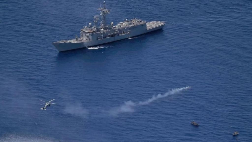 Fragata Canarias junto al helicóptero y el esquife de los piratas