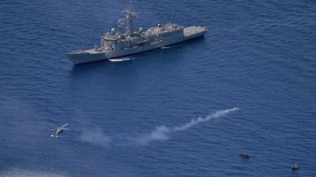 Fragata Canarias junto al helicóptero y el esquife de los piratas