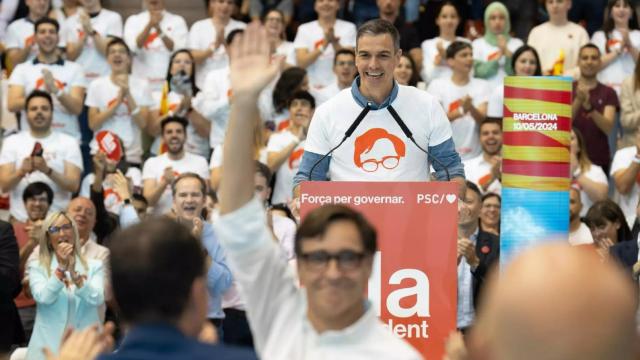 Salvador Illa, en primer plano, saluda a la multitud mientras Pedro Sánchez pide el voto para él, en el cierre de campaña del PSC el pasado viernes en Barcelona.