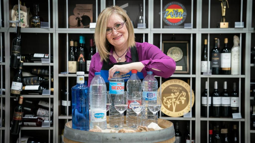 La catadora profesional, Carmen Garrobo, junto algunas aguas de supermercado.