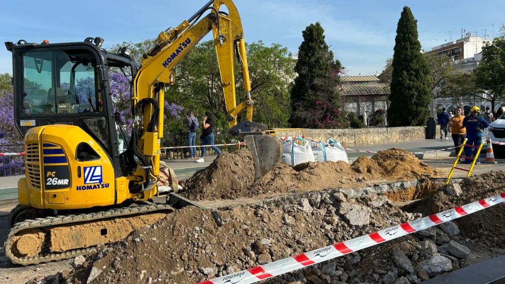 Unas obras cortan el tráfico en el Puente de Triana.