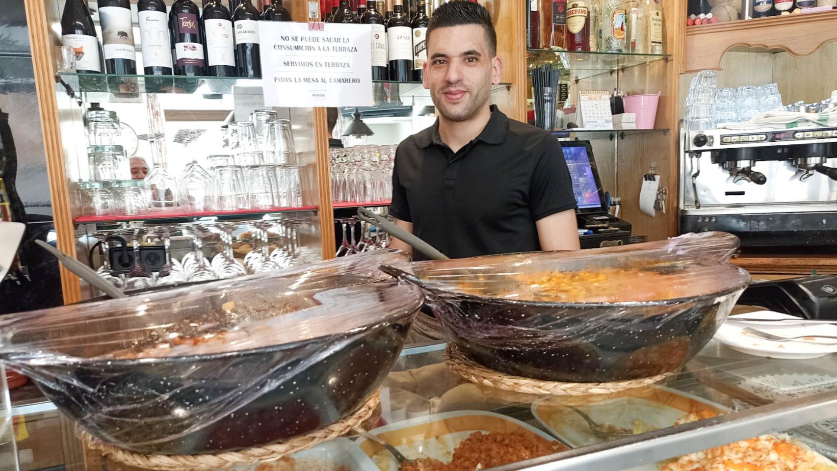 Cristiam, el hijo del jefe, ante un mostrador lleno de tapas de cazuela