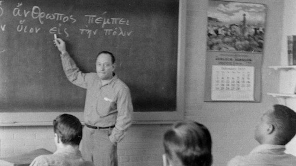 Nathan Leopold, preso ejemplar, impartiendo clases en la cárcel.