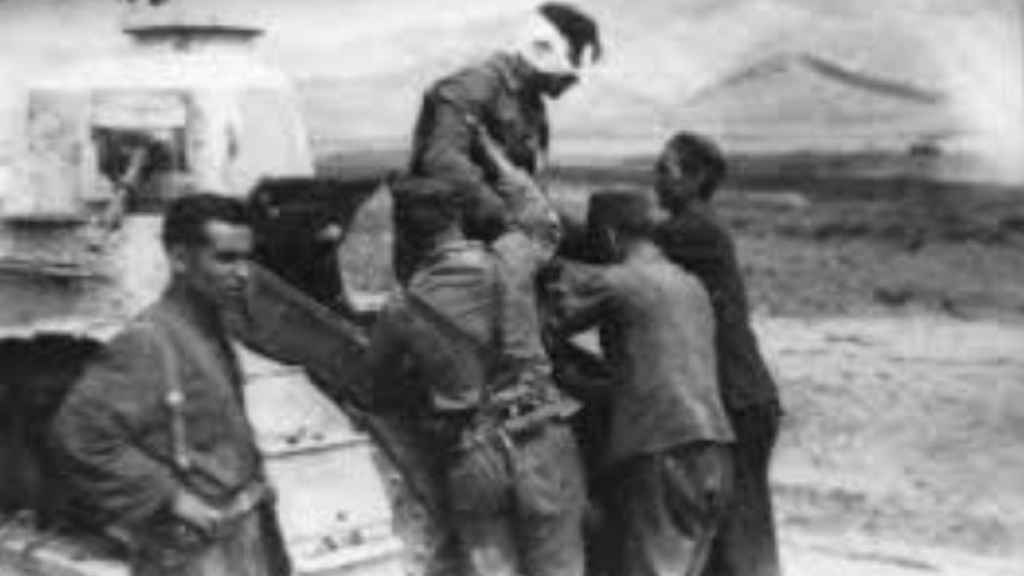 Mariano García Esteban siendo evacuado de su tanque.